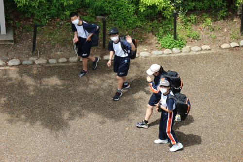 4名の学生が歩いている写真