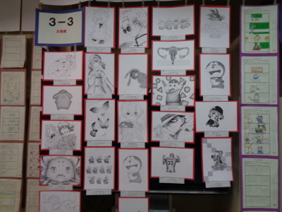 鉛筆で描かれているアニメのキャラクターなどの絵画の作品が複数展示されている写真