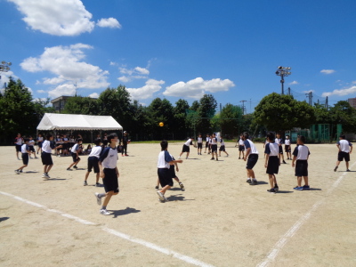校庭に引かれた白線の中で生徒たちがドッチボールを楽しんでいる様子の写真