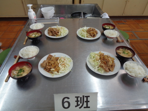 器にそれぞれ完成したご飯にみそ汁、豚の生姜焼きが盛り付けられた写真