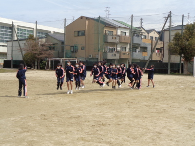 2人の生徒が持っている長縄が並んでいる生徒たちの足元で引っかかっている写真