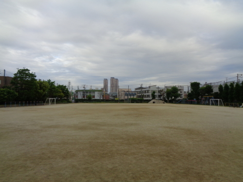 曇り空の下広々としたグラウンドが写った写真