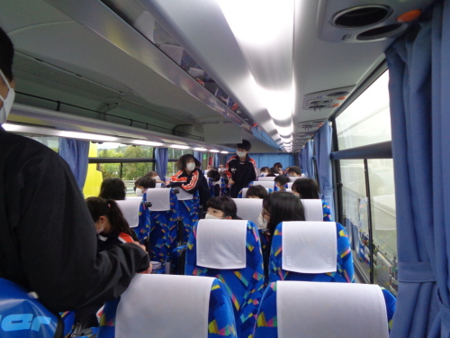バスの席に座っている生徒の数を数えている写真