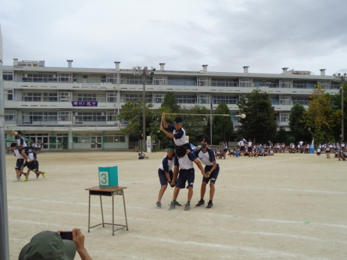 騎馬戦の様に生徒3人が上に1人の生徒を担いで、上にいる生徒がロープを振り回している写真