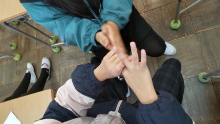 2人の児童が手を合わせている写真