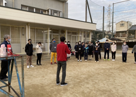 たくさんの人達が参加して防犯パトロールの説明を聞いている写真