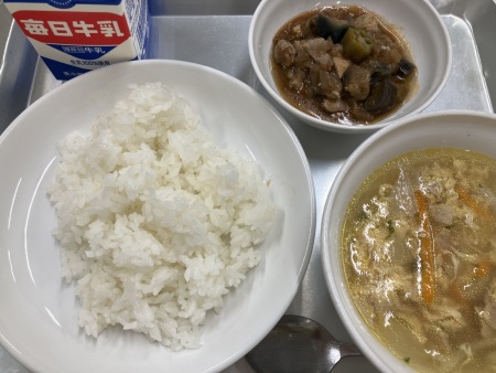左上に牛乳、時計回りにエンモミフロー、たまごスープ、ごはんがトレーに並べられた給食の写真