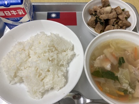 トレイに並べられたルーロー飯・牛乳・ワンタンスープの給食の写真