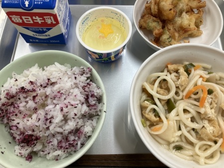 左上に牛乳、時計回りに七夕ゼリー、夏野菜のかきあげ、にゅうめん、ゆかりごはんがトレーに並べられた給食の写真