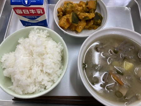 トレイに並べられたごはん・牛乳・豚汁・かぼちゃのそぼろ煮の給食の写真