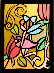 女の子の妖精が花の中にいるステンドグラスの作品の写真