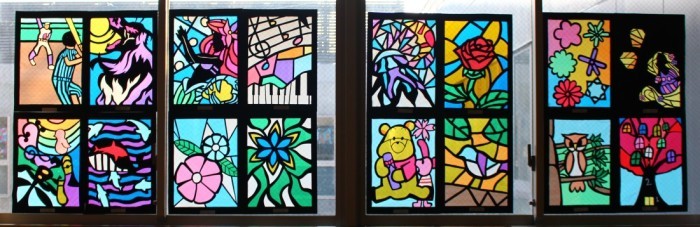 一枚の窓に4枚ずつステンドグラスの作品が飾られ、16枚の作品が写っている写真