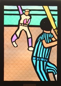 ピッチャーが、構えるバッターに向かってボールを投げているような様子が描かれたステンドグラスの作品の写真