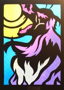 月に向かって吠える紫のオオカミが描かれたステンドグラスの作品の写真