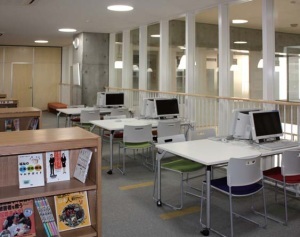 3つのテーブルに2台ずつパソコンが設置されたメディアセンター内の写真