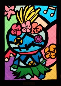 頭に花をつけ、草のスカートを着たリロアンドスティッチのスクランプのようなキャラクターが描かれたステンドグラスの作品の写真