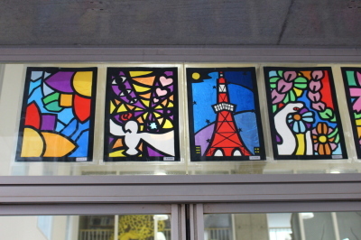 花や鳥、東京タワー、白蛇などが描かれた4枚のステンドグラスの作品の写真