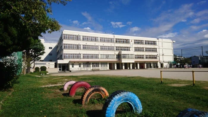 4階建ての藤田小学校の校舎を校庭から撮影した写真