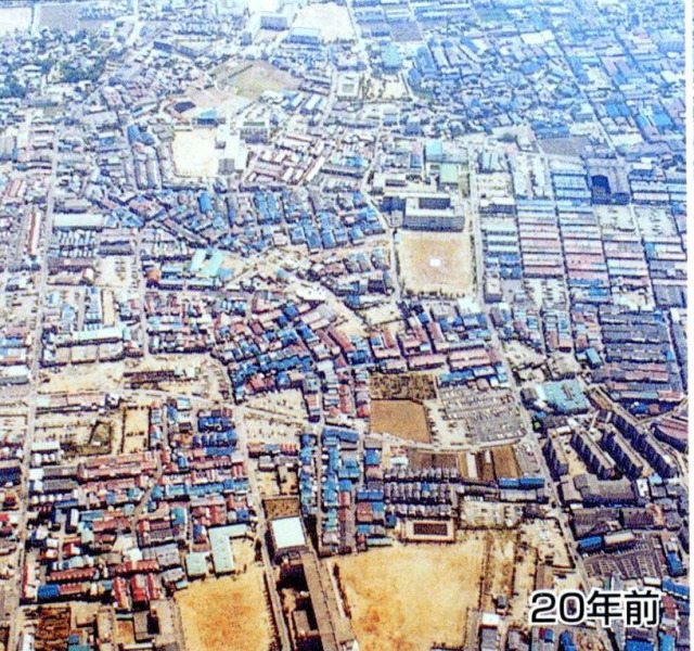 写真の下部に広い運動場が2箇所、中央に1箇所見える1980年ごろの藤田小学校付近の空撮写真