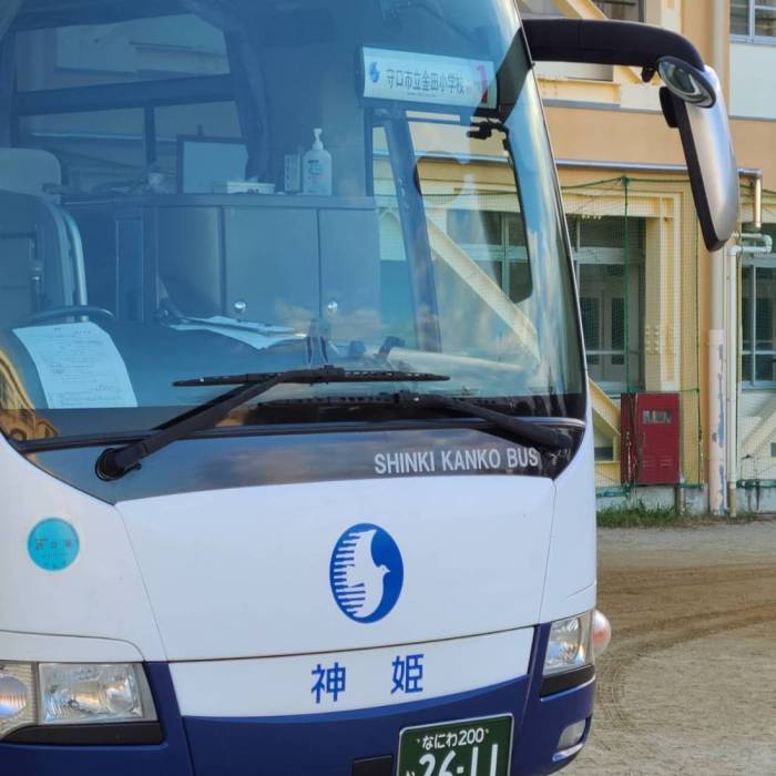 バンパー付近に神姫と書かれた白いバスの前面が大きく写っている写真