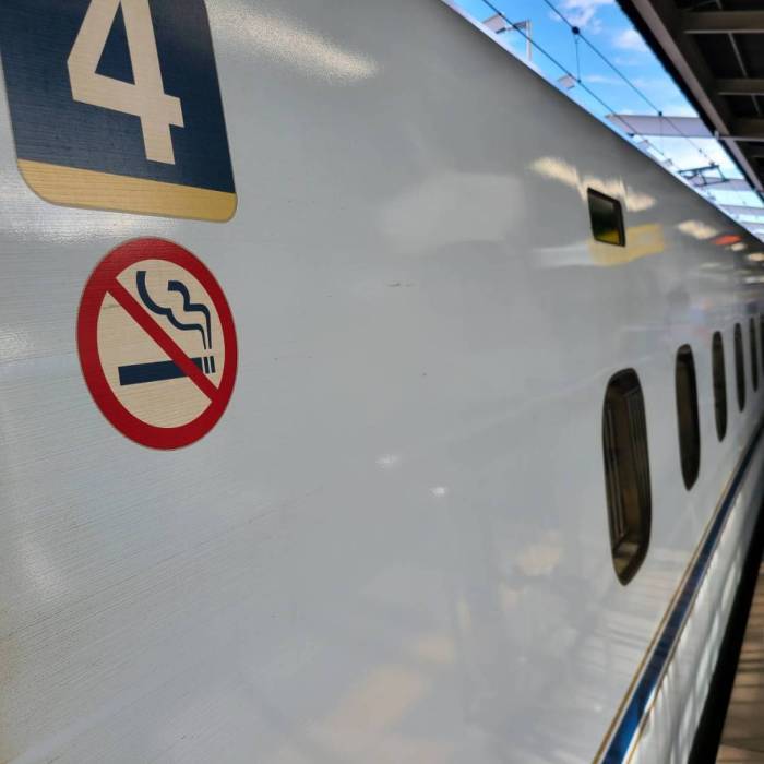 新幹線の禁煙車両の白い車体を写している写真