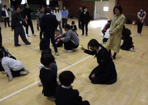 箸とボールの遊び