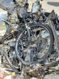 燃えた電動アシスト自転車のアップの写真
