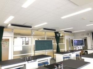 理科室の天井に白色の大きな空調が三台設置されている写真