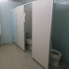 トイレで個室の大便器が2つ並んだ写真