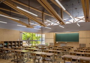 天井が高く開放的な作りになっており、所々に木材が使用されている教室内の写真