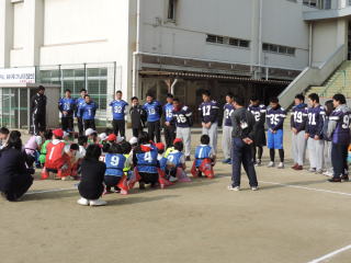 南小学校の児童が選手の話を座って聞いている様子を写した写真