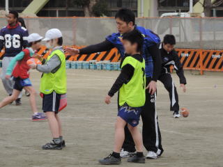 南小学校に在籍している児童が、選手に指導してもらっている様子を写した写真
