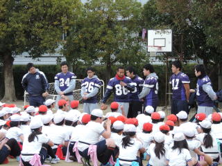 守口小学校に在籍している大勢の児童が座って選手の話を聞いている様子を写した写真
