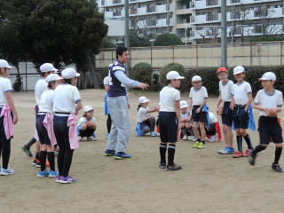 守口小学校の児童がグループに分かれ、選手に指導してもらっている様子を写した写真