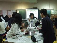 班に分かれた金田小学校の児童が、パナソニック電工の講師に近くで教わっている様子を写した写真