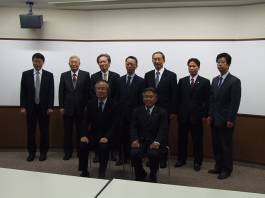 守口市教育委員会と大阪工業大学との調印式に出席した9名の記念撮影写真