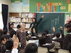 春日小学校の児童が挙手している様子を写した写真