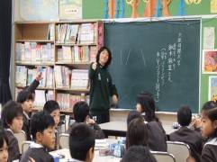 挙手をしている春日小学校の児童が網本さんに指名されているところを写した写真