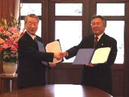 左に土川学長、右に藤川教育長が協定書を持って立っている様子を写した写真