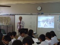 キャリア・ハーバーの講師が、下島小学校の児童に授業を行っている様子を写した写真