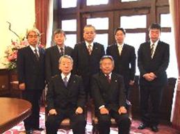 守口市教育委員会と京都女子大学・京都女子大学短期大学部との調印式に出席した7名の記念撮影写真