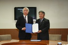 左に河田学長、右に藤川教育長が協定書を持って立っている様子を写した写真