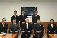 守口市教育委員会と関西大学との調印式に出席した8名の記念撮影写真
