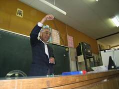 京都大学の大野名誉教授が、ふりこの実験を行っている様子を写した写真