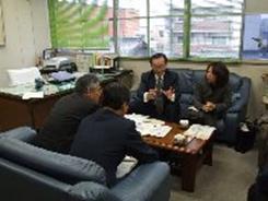守口市教育委員会と立命館大学の4名の出席者が協議を行っている様子を写した写真
