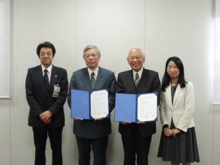 守口市教育委員会と大阪総合保育大学との調印式に出席した4名の記念撮影写真