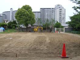 芝生化する場所の土壌改良準備のため、表面の土を約10〜15センチメートル程度掘り起こし終えた写真
