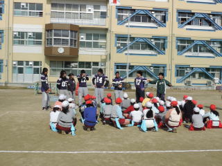 下島小学校の児童が選手の話を座って聞いている様子を写した写真
