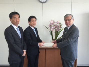 坂田副会長が左側に立ち、首藤教育長と中谷会長が一緒に提言書を持っている写真
