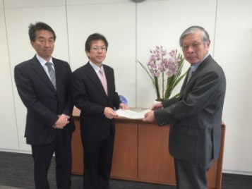 坂田副会長が左に立ち、中谷会長が首藤教育長に提言書を渡している写真